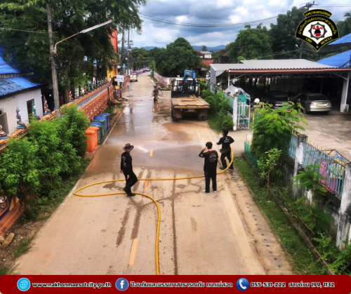 ดับเพลิงนครแม่สอด ออกดำเนินการฉีดล้างทำความสะอาด บริเวณถนนหน้าวัดบุญญาวาส