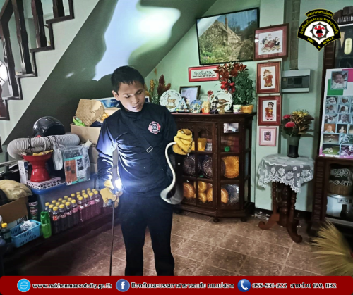 ดับเพลิงนครแม่สอด ออกดำเนินการจับสัตว์เลื้อยคลาน (งู)  บ้านเรือนประชาชน บริเวณใกล้เคียงศูนย์บริการ NT แม่สอด 2