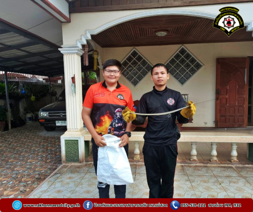 ดับเพลิงนครแม่สอด ออกดำเนินการจับสัตว์เลื้อยคลาน (งู)  บ้านเรือนประชาชน บริเวณใกล้เคียงศูนย์บริการ NT แม่สอด 2