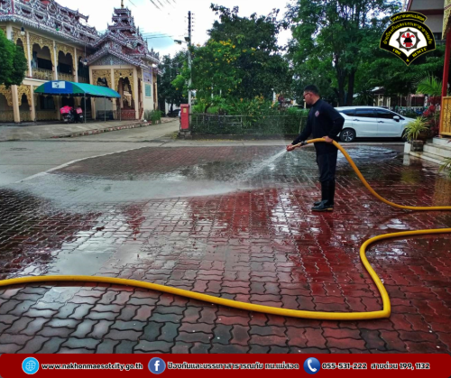 ดับเพลิงนครแม่สอด ออกดำเนินการฉีดล้างทำความสะอาด บริเวณวัดแม่ซอดน่าด่าน