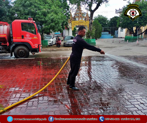 ดับเพลิงนครแม่สอด ออกดำเนินการฉีดล้างทำความสะอาด บริเวณวัดแม่ซอดน่าด่าน