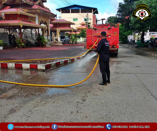 ดับเพลิงนครแม่สอด ออกดำเนินการฉีดล้างทำความสะอาด บริเวณวัดแม่ซอดน่าด่าน
