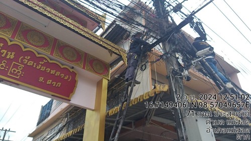 เจ้าหน้าที่กองยุทธศาสตร์และงบประมาณ ดำเนินการซ่อมแซมเคเบิ้ลทีวี เพื่อการศึกษาเทศบาลนครแม่สอด