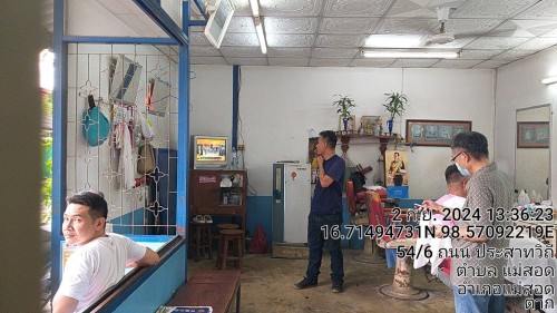 เจ้าหน้าที่กองยุทธศาสตร์และงบประมาณ ดำเนินการซ่อมแซมเคเบิ้ลทีวี เพื่อการศึกษาเทศบาลนครแม่สอด