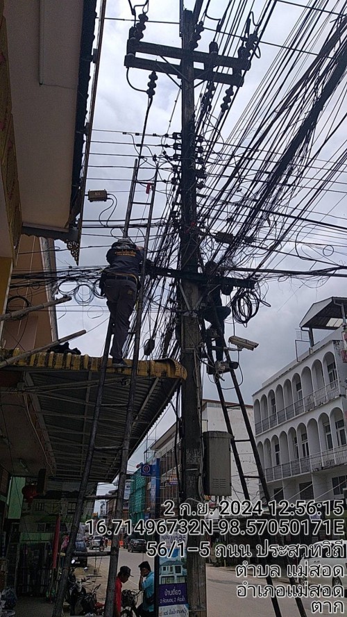 เจ้าหน้าที่กองยุทธศาสตร์และงบประมาณ ดำเนินการซ่อมแซมเคเบิ้ลทีวี เพื่อการศึกษาเทศบาลนครแม่สอด