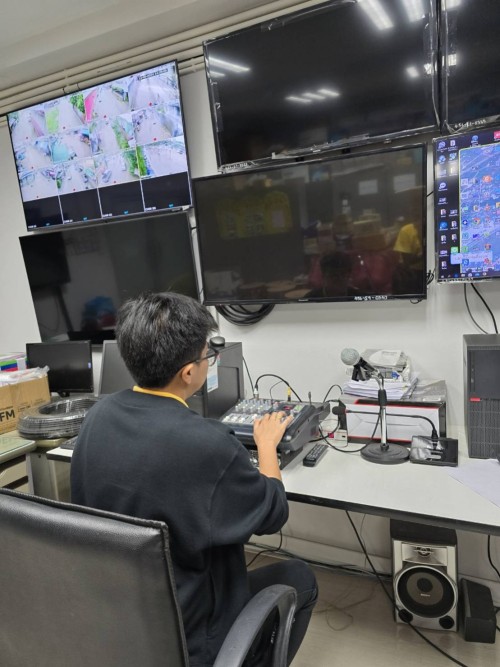 เจ้าหน้าที่กองยุทธศาสตร์และงบประมาณ ประกาศเสียงตามสายระบบ sctv แจ้งเตือนเฝ้าระวังน้ำท่วมในเขตเทศบาลนครแม่สอด และแจ้งเตือนการระบาดของโรคคอตีบ