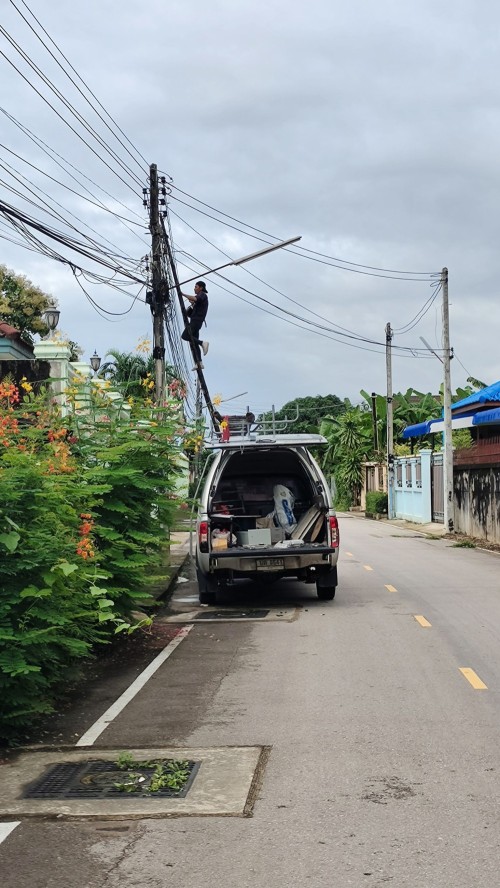 เจ้าหน้าที่กองยุทธศาสตร์และงบประมาณ ดำเนินการตามคำร้องขอติดตั้งซ่อมแซมเคเบิ้ลทีวี เพื่อการศึกษาเทศบาลนครแม่สอด