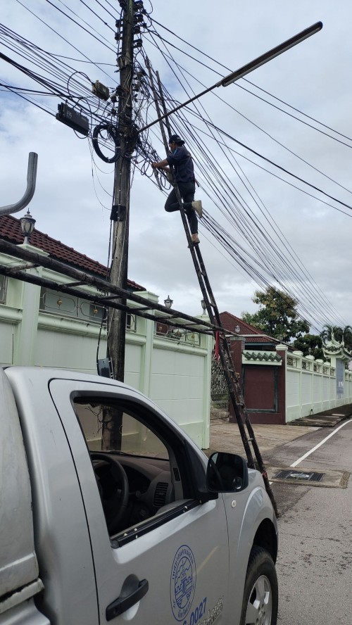 เจ้าหน้าที่กองยุทธศาสตร์และงบประมาณ ดำเนินการตามคำร้องขอติดตั้งซ่อมแซมเคเบิ้ลทีวี เพื่อการศึกษาเทศบาลนครแม่สอด