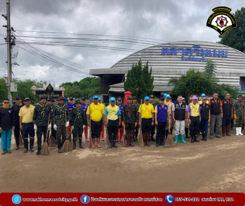 ดับเพลิงนครแม่สอด ลงพื้นที่ปฏิบัติการ “ช่วยเหลือกันหลังน้ำท่วม” ฟื้นฟูทำความสะอาดตลาดริมเมย