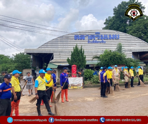 ดับเพลิงนครแม่สอด ลงพื้นที่ปฏิบัติการ “ช่วยเหลือกันหลังน้ำท่วม” ฟื้นฟูทำความสะอาดตลาดริมเมย