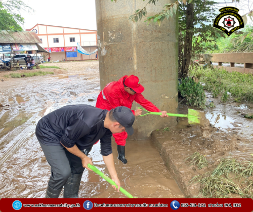 ดับเพลิงนครแม่สอด ลงพื้นที่ปฏิบัติการ “ช่วยเหลือกันหลังน้ำท่วม” ฟื้นฟูทำความสะอาดตลาดริมเมย