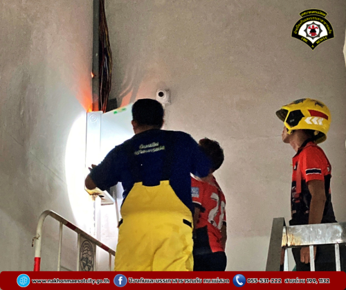 ดับเพลิงนครแม่สอด ออกระงับเหตุไฟฟ้าลัดวงจร บริเวณภายในอาคารสนามกีฬา 5 อำเภอชายแดน 