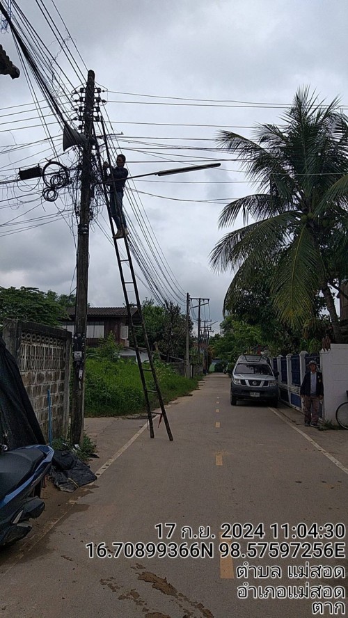 เจ้าหน้าที่กองยุทธศาสตร์และงบประมาณ ดำเนินการตามคำร้องขอตรวจสอบและซ่อมแซมเคเบิ้ลทีวี เพื่อการศึกษาเทศบาลนครแม่สอด