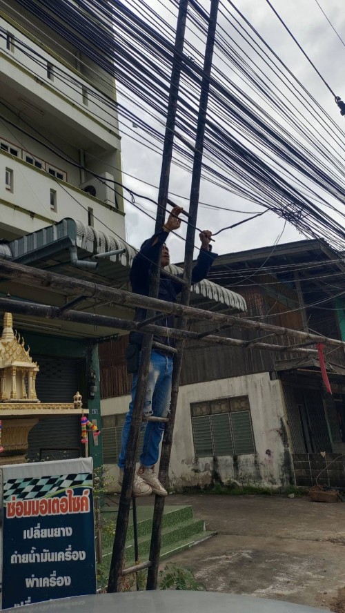 เจ้าหน้าที่กองยุทธศาสตร์และงบประมาณ ดำเนินการตามคำร้องขอตรวจสอบและซ่อมแซมเคเบิ้ลทีวี เพื่อการศึกษาเทศบาลนครแม่สอด