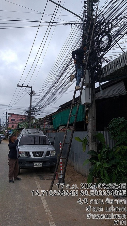 เจ้าหน้าที่กองยุทธศาสตร์และงบประมาณ ดำเนินการตามคำร้องขอตรวจสอบและซ่อมแซมเคเบิ้ลทีวี เพื่อการศึกษาเทศบาลนครแม่สอด