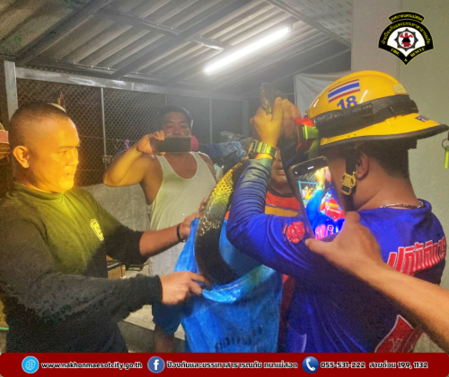 ดับเพลิงนครแม่สอด ออกดำเนินการจับสัตว์เลื้อยคลาน (งูจงอาง) บ้านเรือนประชาชน เขตพื้นที่ตำบลแม่กาษา