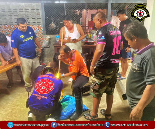 ดับเพลิงนครแม่สอด ออกดำเนินการจับสัตว์เลื้อยคลาน (งูจงอาง) บ้านเรือนประชาชน เขตพื้นที่ตำบลแม่กาษา