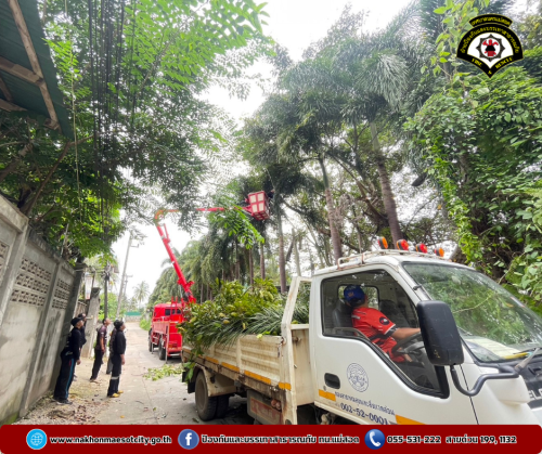 ดับเพลิงนครแม่สอด ออกดำเนินการตัดต้นไม้บดบังทัศนวิสัย บริเวณหลังศูนย์แท็กซี่ฯ ชุมชนสักทอง