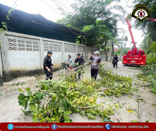 ดับเพลิงนครแม่สอด ออกดำเนินการตัดต้นไม้บดบังทัศนวิสัย บริเวณหลังศูนย์แท็กซี่ฯ ชุมชนสักทอง