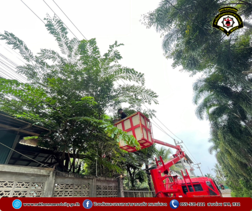 ดับเพลิงนครแม่สอด ออกดำเนินการตัดต้นไม้บดบังทัศนวิสัย บริเวณหลังศูนย์แท็กซี่ฯ ชุมชนสักทอง