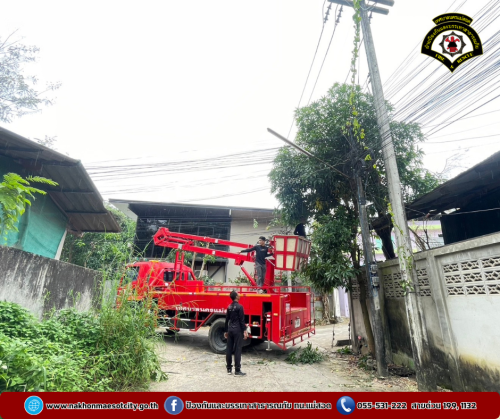 ดับเพลิงนครแม่สอด ออกดำเนินการตัดต้นไม้บดบังทัศนวิสัย บริเวณหลังศูนย์แท็กซี่ฯ ชุมชนสักทอง