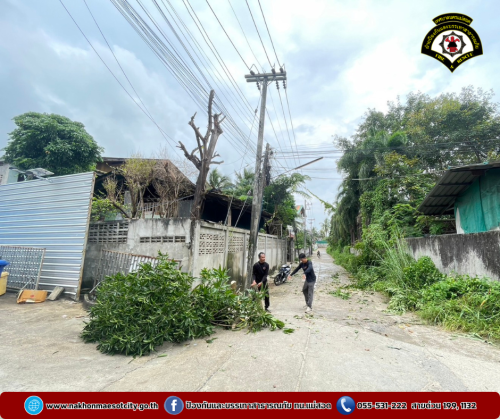 ดับเพลิงนครแม่สอด ออกดำเนินการตัดต้นไม้บดบังทัศนวิสัย บริเวณหลังศูนย์แท็กซี่ฯ ชุมชนสักทอง