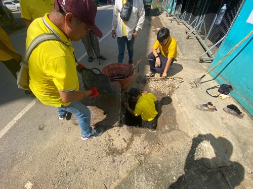 ออกสำรวจและแก้ไขน้ำระบายไม่ทันบริเวณท่อระบายน้ำหมู่บ้านแม่สอดวิลล่า