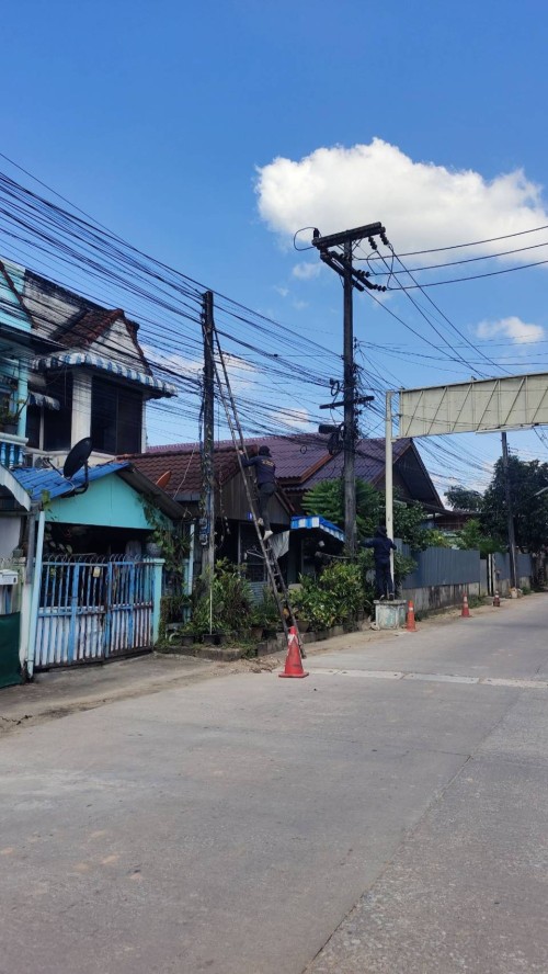 เจ้าหน้าที่กองยุทธศาสตร์และงบประมาณ ดำเนินการตรวจสอบและซ่อมแซมเคเบิ้ลทีวี เพื่อการศึกษาเทศบาลนครแม่สอด