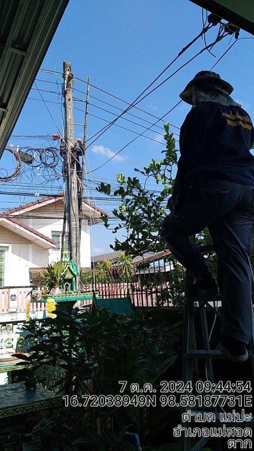 เจ้าหน้าที่กองยุทธศาสตร์และงบประมาณ ดำเนินการตรวจสอบและซ่อมแซมเคเบิ้ลทีวี เพื่อการศึกษาเทศบาลนครแม่สอด