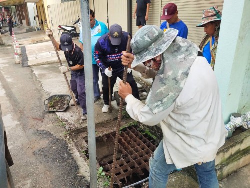 เปลี่ยนฝาท่อระบายน้ำ บริเวณหน้าร้านขายกระสอบ บริเวณชุมชนอิสลาม