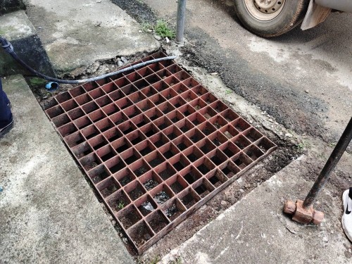 เปลี่ยนฝาท่อระบายน้ำ บริเวณหน้าร้านขายกระสอบ บริเวณชุมชนอิสลาม