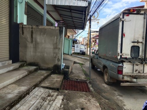 เปลี่ยนฝาท่อระบายน้ำ บริเวณหน้าร้านขายกระสอบ บริเวณชุมชนอิสลาม