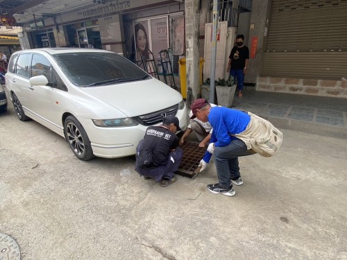 เปลี่ยนฝาท่อระบายน้ำ บริเวณถนนประสาทวิถีเยื้องร้านทอง