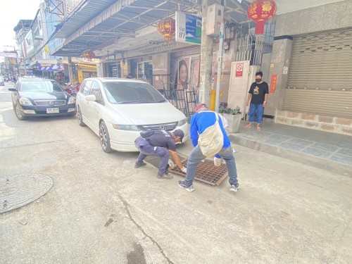 เปลี่ยนฝาท่อระบายน้ำ บริเวณถนนประสาทวิถีเยื้องร้านทอง