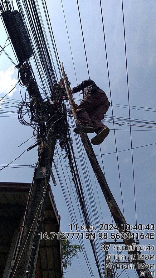 เจ้าหน้าที่กองยุทธศาสตร์และงบประมาณ ดำเนินการตามคำร้องขอตรวจสอบและซ่อมแซมเคเบิ้ลทีวี เพื่อการศึกษาเทศบาลนครแม่สอด