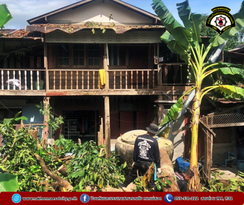 ดับเพลิงนครแม่สอด ดำเนินการตัดต้นไม้โค่นล้ม ทับบ้านเรือนประชาชน บริเวณชุมชนอิสลาม