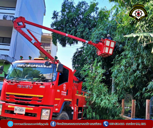 ดับเพลิงนครแม่สอด ออกดำเนินการตัดต้นไม้พาดผ่านสายไฟฟ้า บริเวณโรงเรียนเฉลิมพระเกียรติฯ (ท.5)