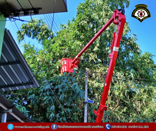 ดับเพลิงนครแม่สอด ออกดำเนินการตัดต้นไม้พาดผ่านสายไฟฟ้า บริเวณโรงเรียนเฉลิมพระเกียรติฯ (ท.5)