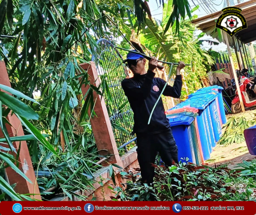 ดับเพลิงนครแม่สอด ออกดำเนินการตัดต้นไม้พาดผ่านสายไฟฟ้า บริเวณโรงเรียนเฉลิมพระเกียรติฯ (ท.5)