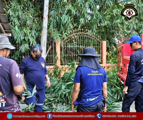 ดับเพลิงนครแม่สอด ออกดำเนินการตัดต้นไม้พาดผ่านสายไฟฟ้า บริเวณโรงเรียนเฉลิมพระเกียรติฯ (ท.5)