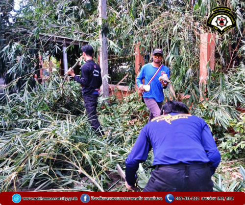 ดับเพลิงนครแม่สอด ออกดำเนินการตัดต้นไม้พาดผ่านสายไฟฟ้า บริเวณโรงเรียนเฉลิมพระเกียรติฯ (ท.5)