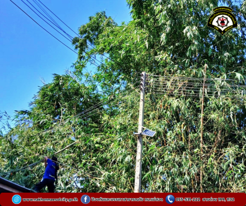 ดับเพลิงนครแม่สอด ออกดำเนินการตัดต้นไม้พาดผ่านสายไฟฟ้า บริเวณโรงเรียนเฉลิมพระเกียรติฯ (ท.5)