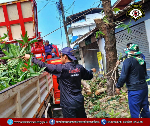 ดับเพลิงนครแม่สอด ออกดำเนินการตัดต้นไม้พาดผ่านสายสื่อสาร บริเวณใกล้เคียงร้านอี้เหวิน ถนนประสาทวิถี