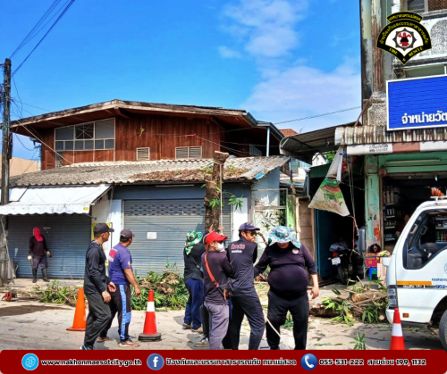 ดับเพลิงนครแม่สอด ออกดำเนินการตัดต้นไม้พาดผ่านสายสื่อสาร บริเวณใกล้เคียงร้านอี้เหวิน ถนนประสาทวิถี