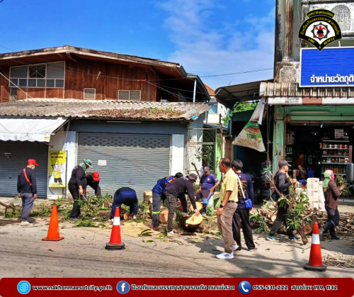 ดับเพลิงนครแม่สอด ออกดำเนินการตัดต้นไม้พาดผ่านสายสื่อสาร บริเวณใกล้เคียงร้านอี้เหวิน ถนนประสาทวิถี
