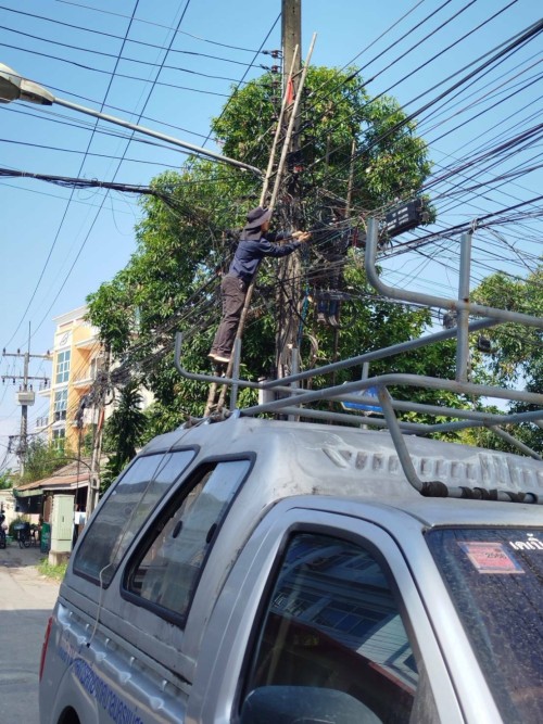 เจ้าหน้าที่กองยุทธศาสตร์และงบประมาณ ดำเนินการซ่อมแซมเคเบิ้ลทีวี เพื่อการศึกษาเทศบาลนครแม่สอด