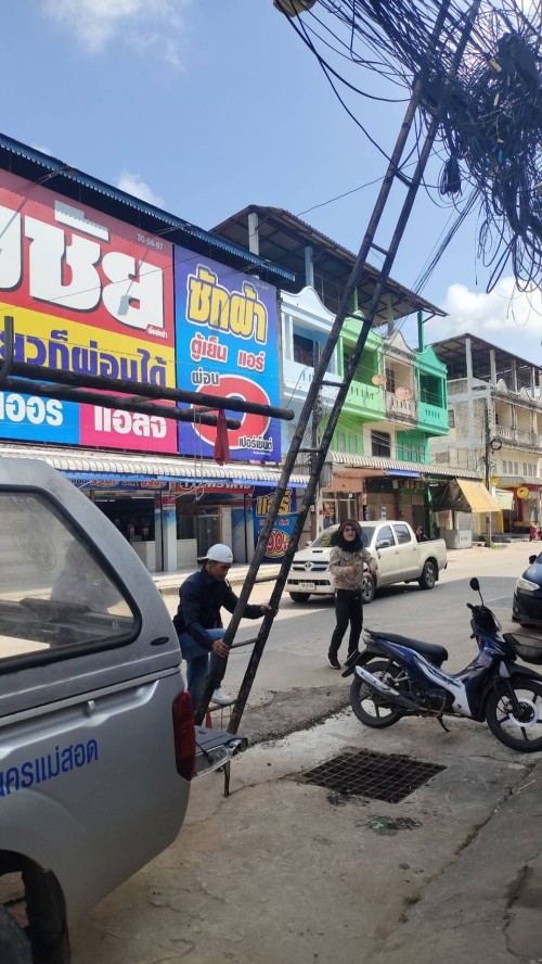 เจ้าหน้าที่กองยุทธศาสตร์และงบประมาณ ดำเนินการตามคำร้องขอตรวจสอบและซ่อมแซมเคเบิ้ลทีวี เพื่อการศึกษาเทศบาลนครแม่สอด