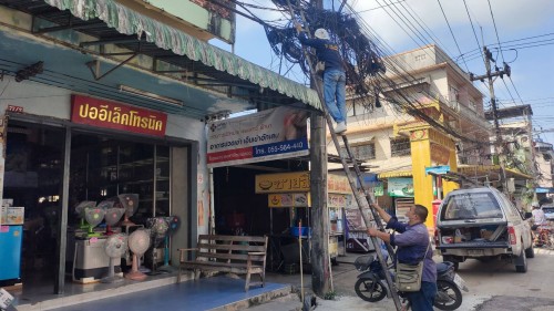 เจ้าหน้าที่กองยุทธศาสตร์และงบประมาณ ดำเนินการตามคำร้องขอตรวจสอบและซ่อมแซมเคเบิ้ลทีวี เพื่อการศึกษาเทศบาลนครแม่สอด