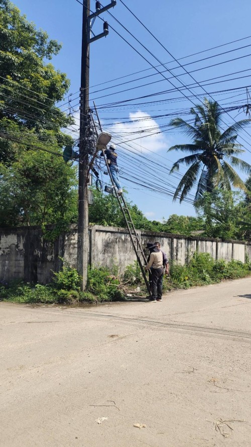 เจ้าหน้าที่กองยุทธศาสตร์และงบประมาณ ดำเนินการตามคำร้องขอตรวจสอบและซ่อมแซมเคเบิ้ลทีวี เพื่อการศึกษาเทศบาลนครแม่สอด