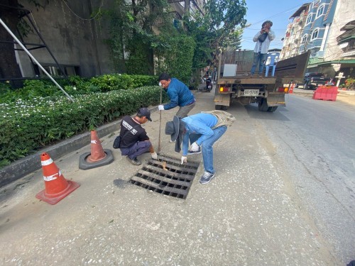 เปลี่ยนฝาท่อระบายน้ำ บริเวณถนนหน้าโรงแรมเดอะทีค